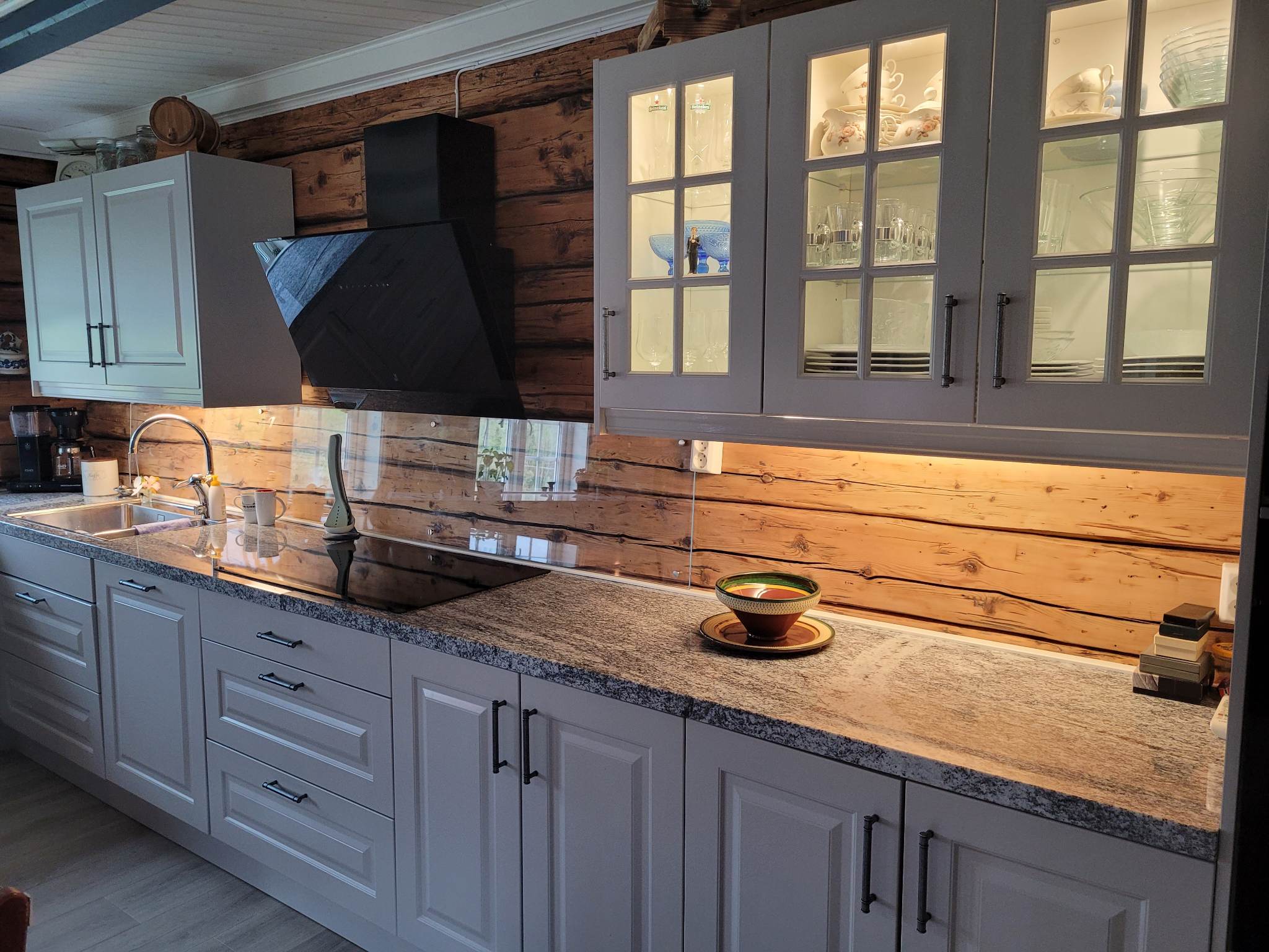 Hvit granittbenkeplate med subtile sorte årer